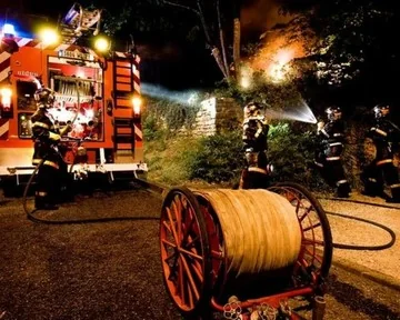 Bild von Feuerwehrleuten, die ein Feuer löschen