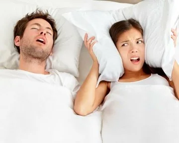 Bild eines Mannes, der im Bett schnarcht