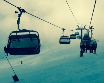 Bild von Skifahren und Schnee